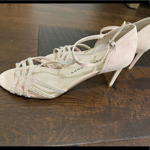 Beautiful Chinese Laundry heels. Size 8 - Picture 2 of 6